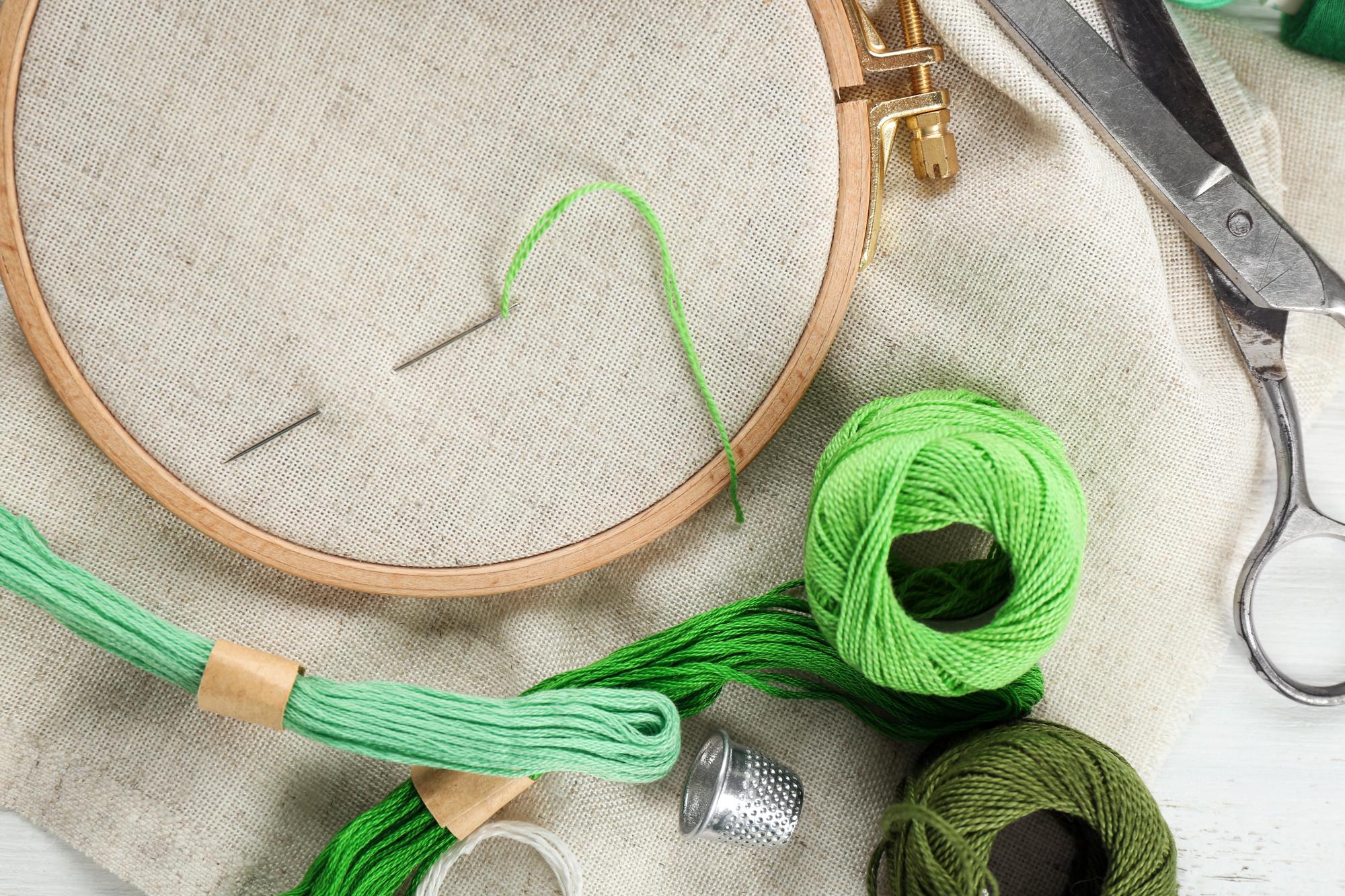 Atelier mit Stickrahmen und Licht
